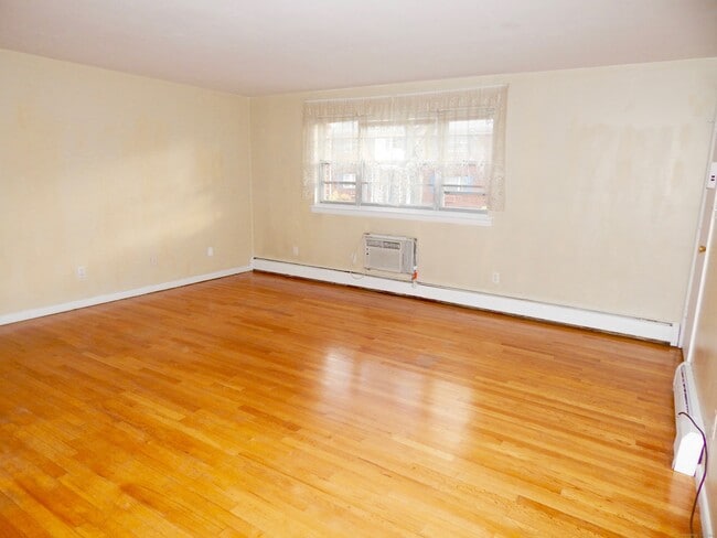 Building Photo - 14 Colonial Dr