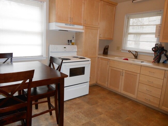 Building Photo - Charming Chapel Hill Cottage Near UNC with Spacious Backyard