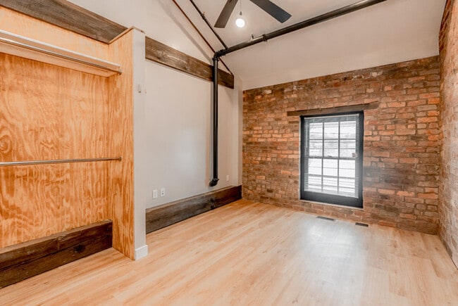 Building Photo - 225 Old South High St