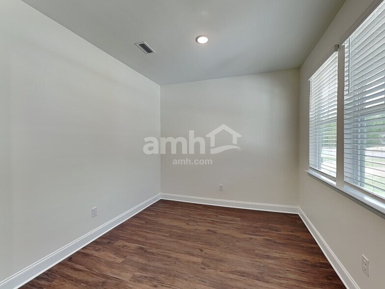 Building Photo - 13009 Redwind Dr