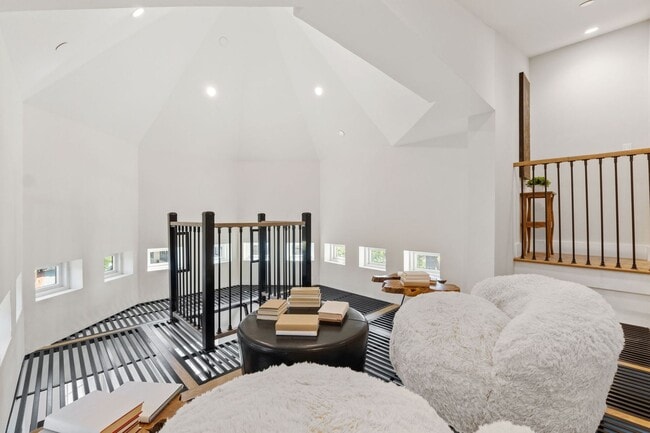 Building Photo - $11,995 - Stunning Executive Estate in Willow Glen