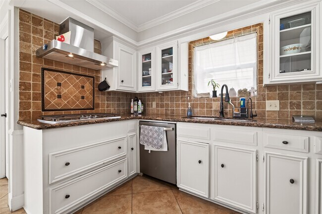 Building Photo - 15843 Foxgate Rd