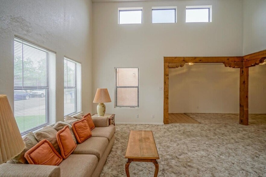 Building Photo - 609 Avenida Montoya NE