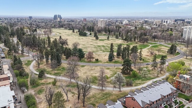 Building Photo - Adorable 2bd/1.5bth Townhome w/1 reserved parking space