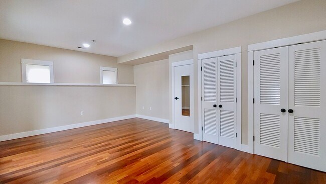 Building Photo - Luxury 3 Bedroom Townhome in Lake Oswego’s...