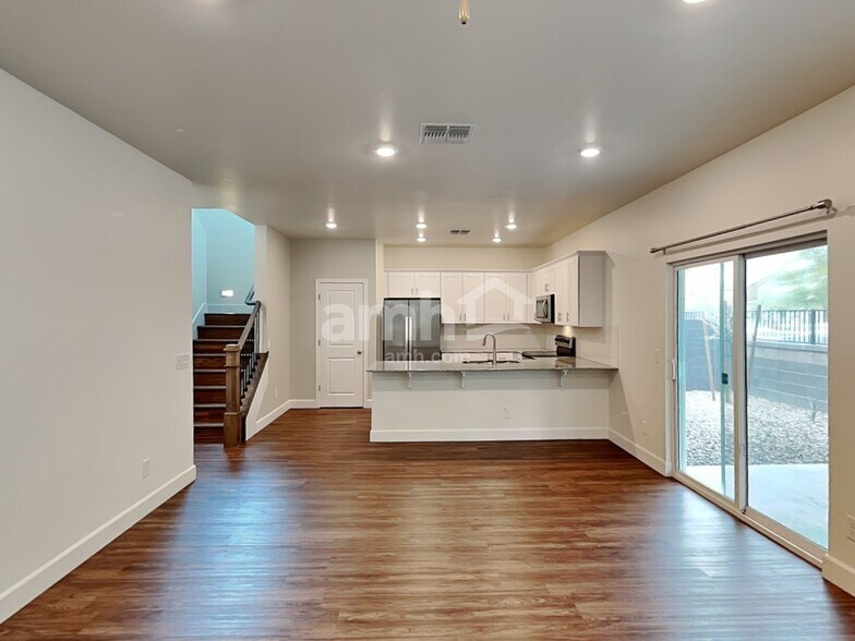 Building Photo - 638 W Hackamore Ave