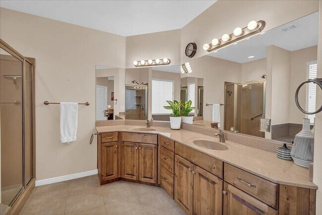 Building Photo - Single Level 3 Bedroom Home with Red Rock ...