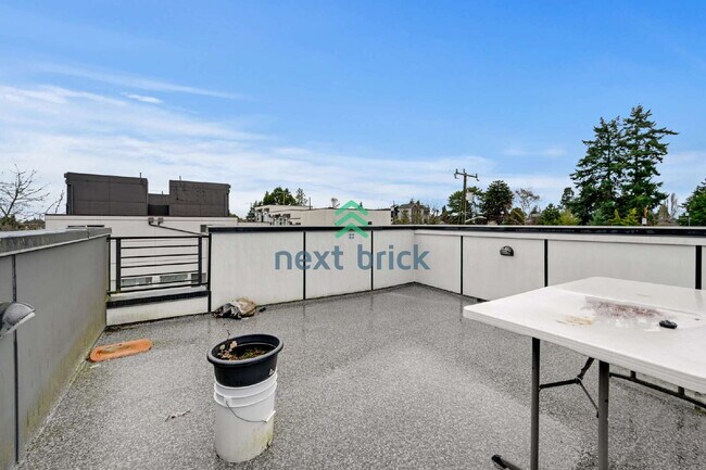 Building Photo - A beautiful 3 bed and 2 bathroom townhouse for rent