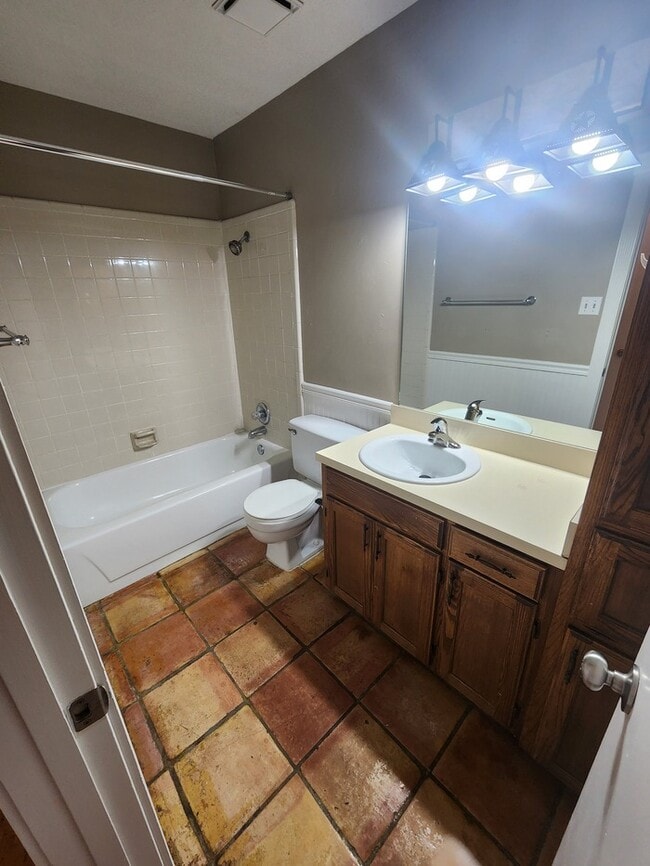 Building Photo - 3 bed 2 bath 2 car garage, move in ready!