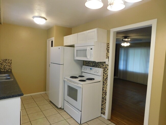 Building Photo - Beautifully remodeled 3 bedroom/1 bath hom...