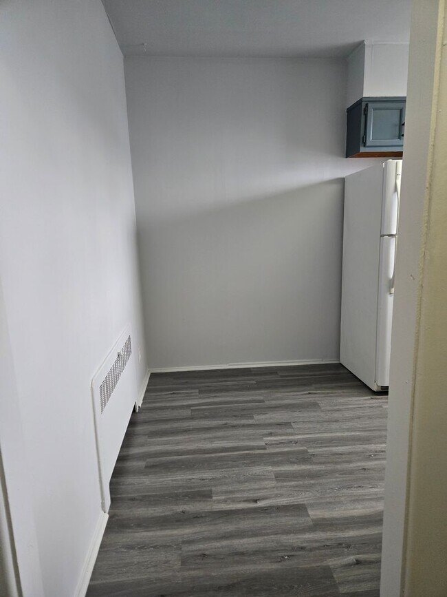 Building Photo - 3 bedrooms, 1.5 bathrooms.