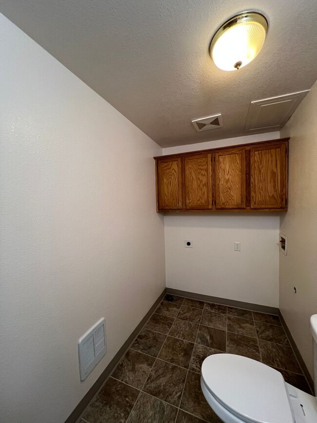 Building Photo - 123 Green Ln