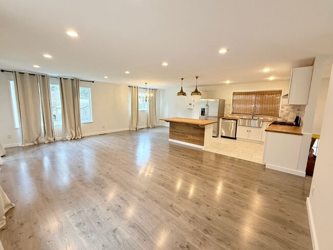 Building Photo - Waterfront living in Rocky Point.