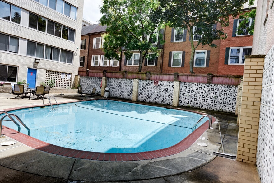 Building Photo - 922 24th St NW
