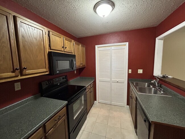 Building Photo - 4969-4967 7 Pine Cir