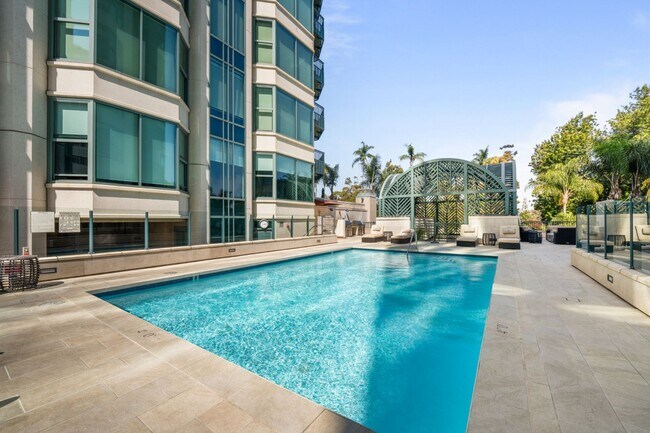 Building Photo - Gorgeous Park Laurel condominium