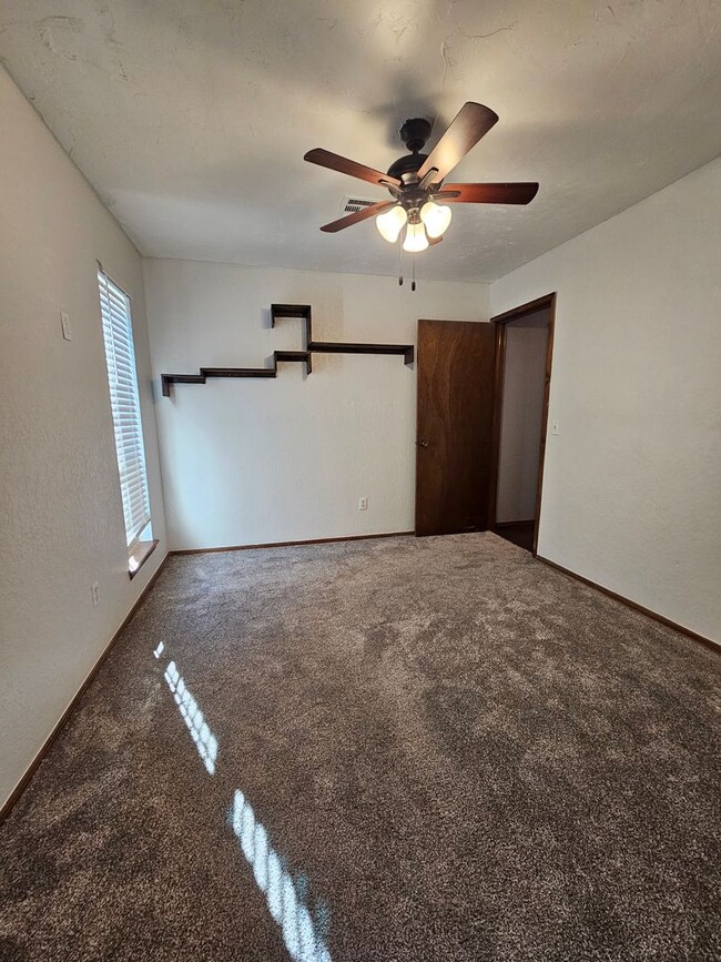 Building Photo - (3) Bed/(2) Bath in SW OKC! Moore Schools!...