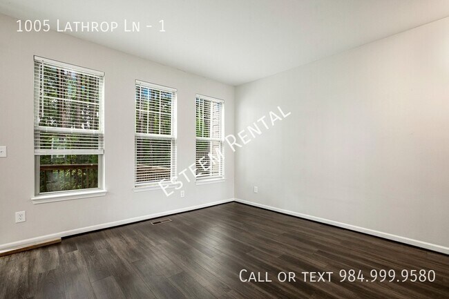 Building Photo - 1005 Lathrop Ln