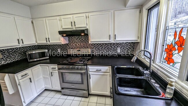 Building Photo - 2 Bed / 3 Bath Condo - Office, Pool, Clubhouse & Garage