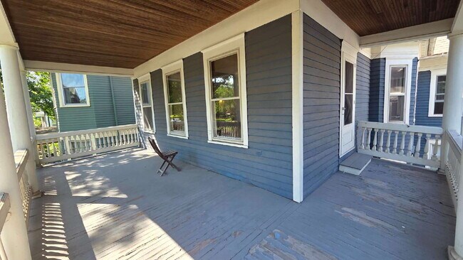 Building Photo - 3 bed - 1 bath One block from Grand Ave in St. Paul