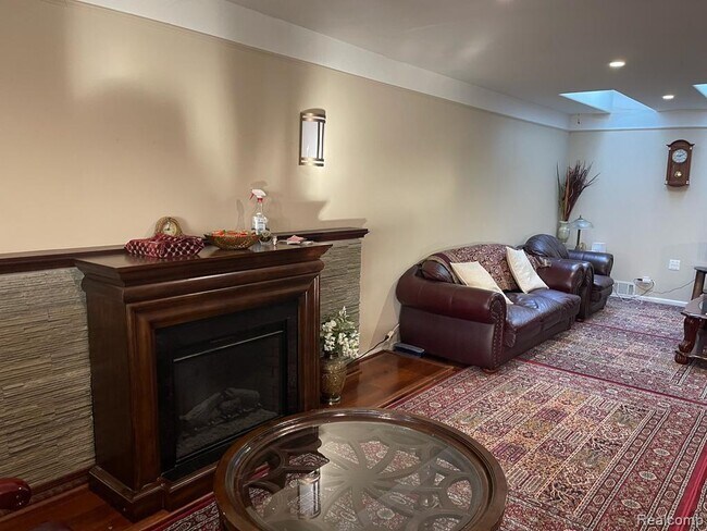 Building Photo - 297 Vreeland Dr