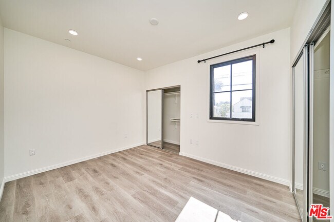 Building Photo - 951 S Wilton Pl