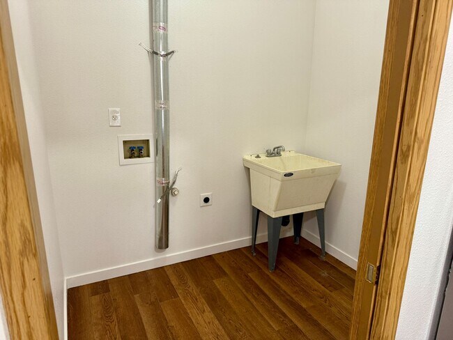 Building Photo - Amazing Remodel-5 Bed 3 bath duplex unit