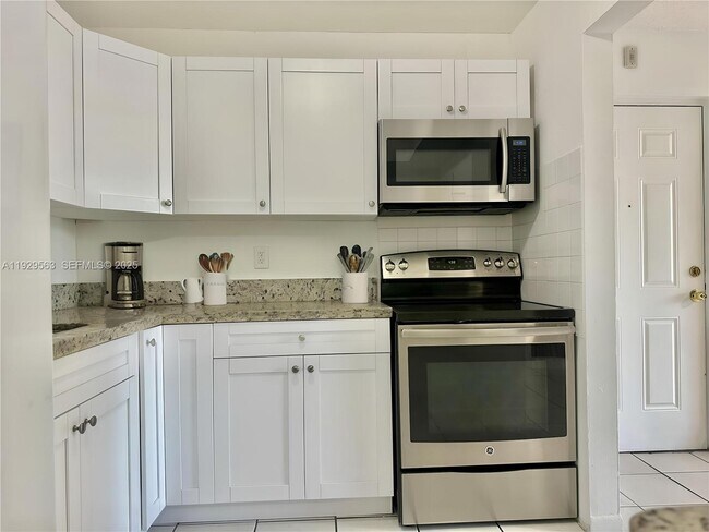 Building Photo - 8311 SW 142nd Ave