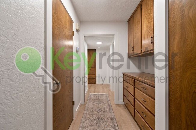 Building Photo - 9635 Oak Leaf Way