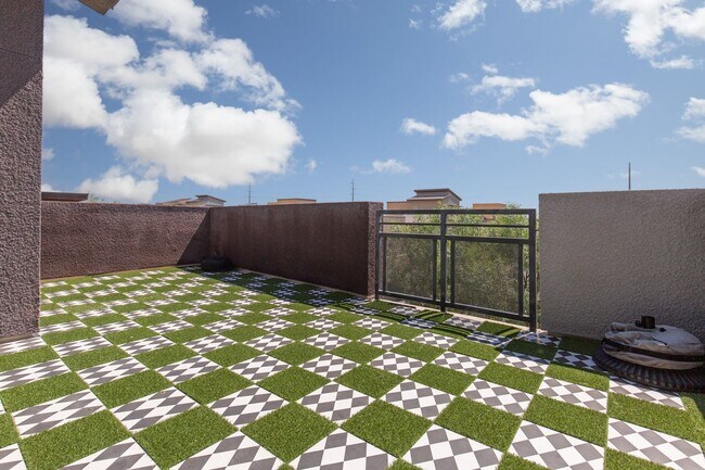 Building Photo - Fully furnished luxury townhome in Affinit...