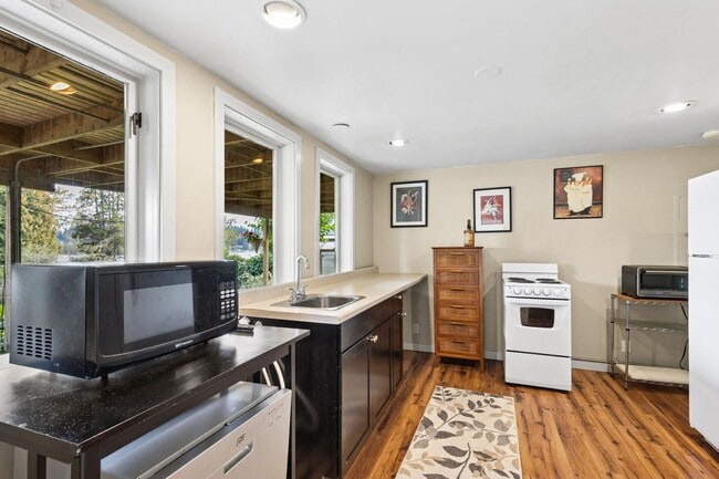 Building Photo - Charming 1 bed, 1 bath overlooking Lake Ba...