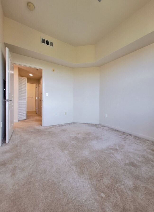 Building Photo - Beautiful 2bd Condo In Gated Community With Pool, Gym, and In-unit Laundry!