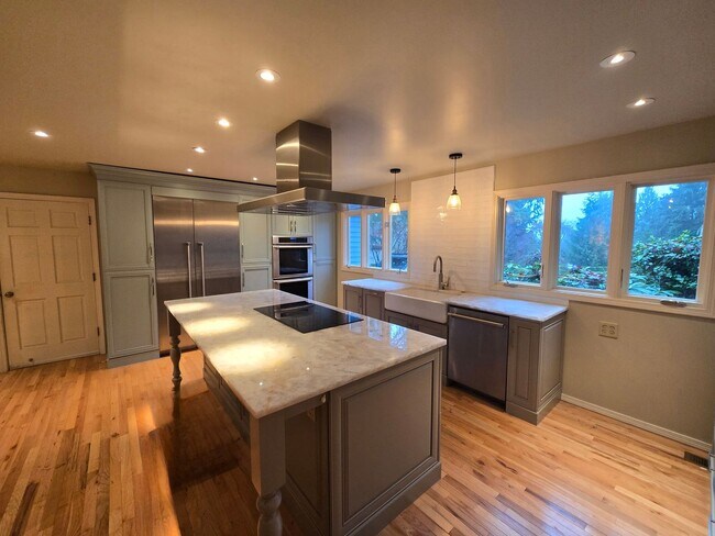 Building Photo - 5 Bedroom 4 Bathroom Home in Woodinville