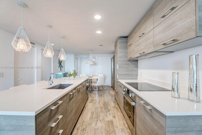 Building Photo - 650 NE 32nd St