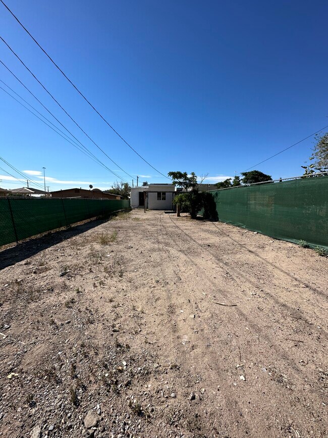 yard w/rear access - 3315 E Missouri Ave