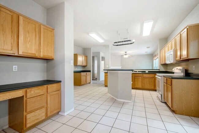 Building Photo - 4 Bedroom, 2.5 Bath Home in Vista Oaks