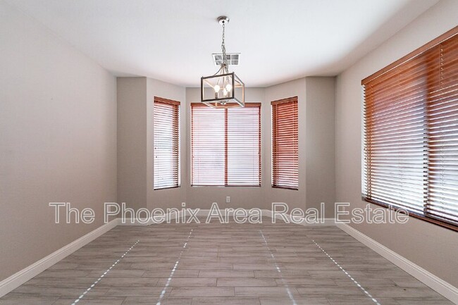 Building Photo - 2741 E Yellowstone Pl