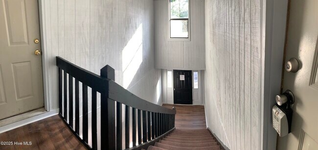 Building Photo - 107 Ravenwood Dr