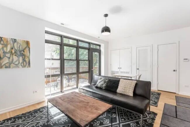 Building Photo - Gorgeous 2 bed 2 bath in the Uptown area