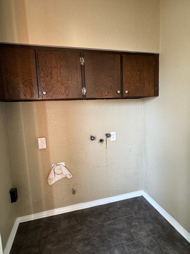 Building Photo - 6605 NW Denver Ave