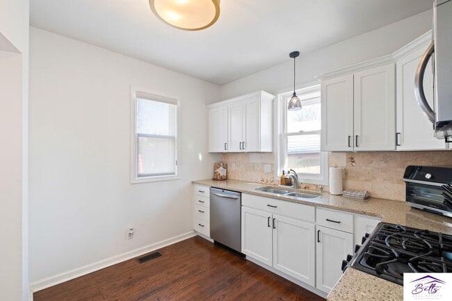 Building Photo - RENTAL PENDING!