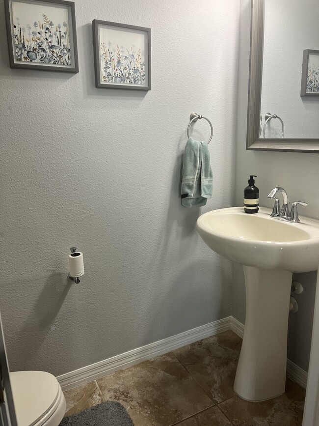 Building Photo - 2819 Lantern Hill Ave