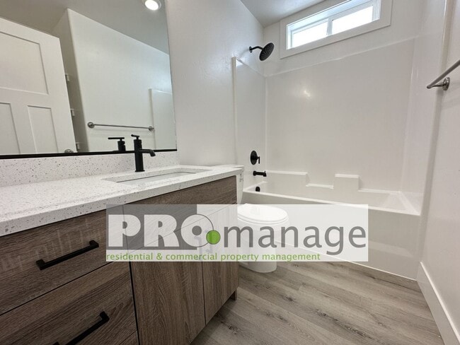 Building Photo - 3 Bed, 2 Bath Single Family Home w/ 2-Car Garage - Idaho Falls