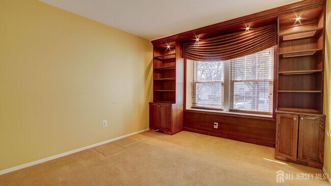 Building Photo - 32 Canterbury Dr