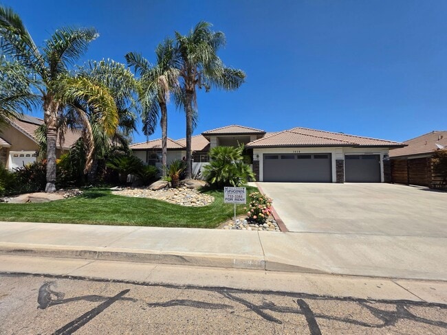 Primary Photo - 4 bedroom 2 bathroom with a pool and solar!