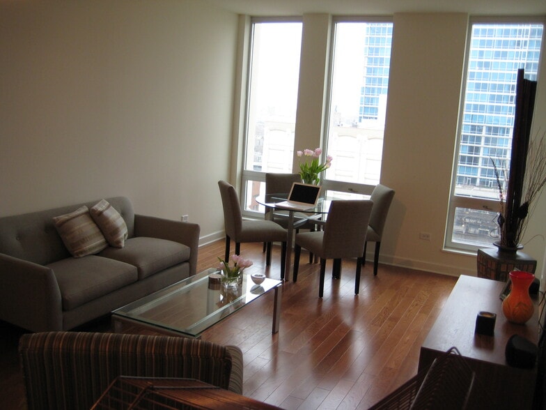 Living Room - 1400 S Michigan Ave