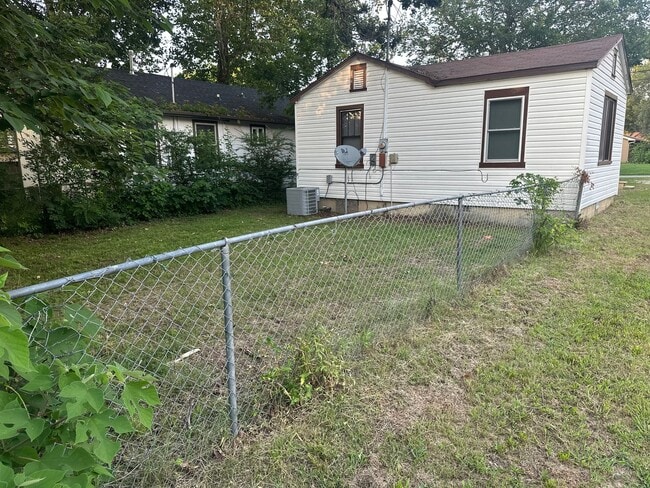 Building Photo - 2 Bedroom, 1 Bathroom Home w/ Fenced-In Backyard and Covered Front Porch in Downtown Springdale
