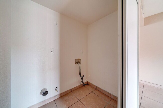 Building Photo - 3840 N 43rd Ave