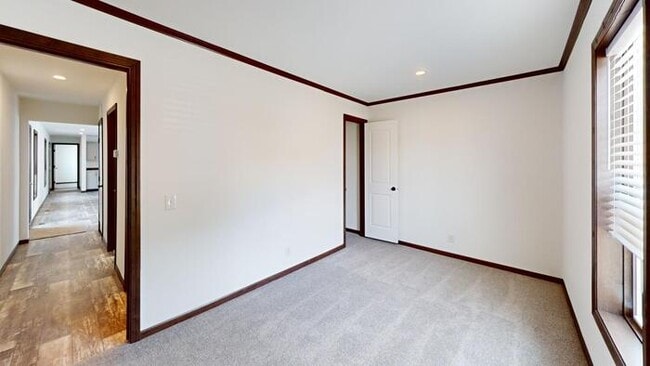 Building Photo - 164 Northwest Dr