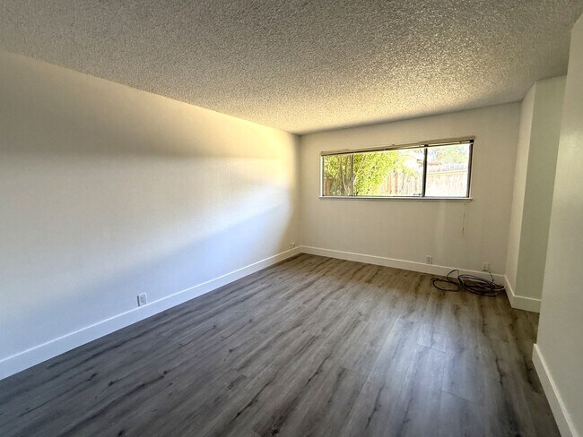 Building Photo - 2bd/2ba Rancho Cordova Updated Duplex With 1 Car Garage!